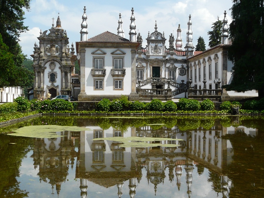 Fachada barroca do Palácio de Mateus, com espelho de água